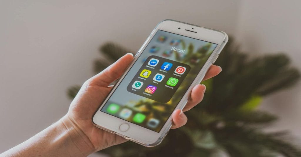 Saiba se a LatIA do WhatsApp é confiável e descubra alternativas profissionais de agentes de IA para atendimento seguro e eficiente.