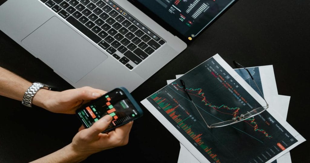 No mundo dos negócios de hoje, a eficiência é a moeda de troca mais valiosa. Empresas que conseguem otimizar seus processos internos ganham uma vantagem competitiva significativa, liberando tempo e recursos para focar no que realmente importa: seus clientes e o crescimento. Você já parou para pensar quanto tempo sua equipe gasta em tarefas repetitivas que poderiam ser automatizadas?