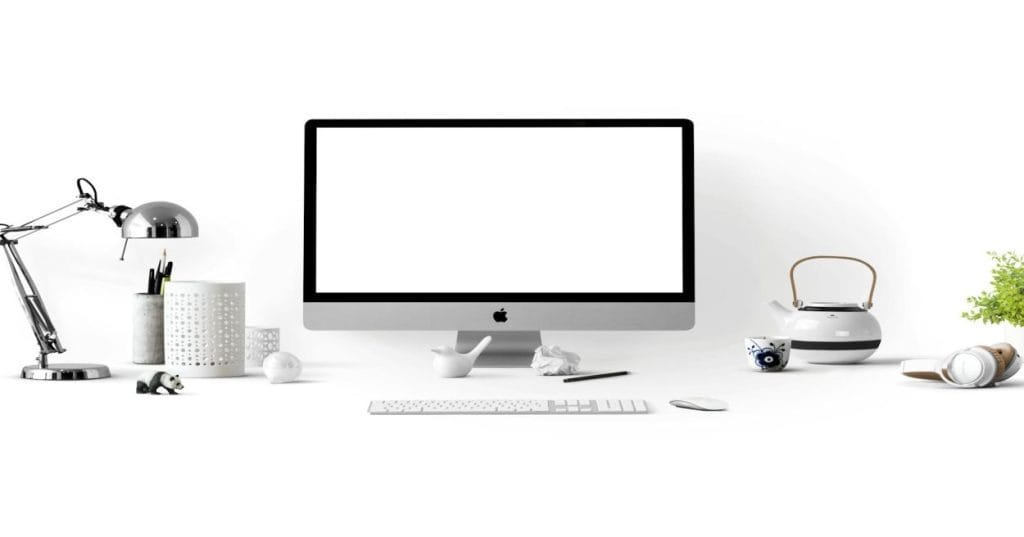 force para reinstalar. Verificação Manual: Após a varredura automática, é prudente realizar uma verificação manual em pastas críticas como wp-content/themes, wp-content/plugins e wp-content/uploads em busca de arquivos estranhos ou com datas de modificação recentes e suspeitas. 2. Limpeza do Banco de Dados Muitas invasões injetam código malicioso diretamente no banco de dados. É preciso verificar: Usuários Suspeitos: Verifique a tabela wp_users e wp_usermeta para identificar contas de administrador desconhecidas ou com privilégios elevados. Remova-as imediatamente. Conteúdo Injetado: Malware pode injetar spam em posts, páginas, comentários e até mesmo em descrições de produtos WooCommerce. Faça uma varredura em tabelas como wp_posts, wp_comments e wp_options em busca de scripts suspeitos ou links indesejados. Otimização: Após a limpeza, use plugins como o WP-Optimize para limpar o banco de dados de revisões antigas e dados transientes, melhorando a performance e removendo possíveis resquícios. 3. Foco em WooCommerce Para uma loja virtual, a integridade dos dados de produtos e pedidos é vital: Dados de Produtos: Verifique descrições de produtos, preços e atributos em busca de alterações não autorizadas. Gateway de Pagamento: Assegure-se de que as configurações dos gateways de pagamento não foram alteradas e que todas as transações estão sendo processadas corretamente. Monitore transações recentes em busca de fraudes. Pedidos e Clientes: Revise o histórico de pedidos e os dados dos clientes em busca de anomalias. Fortalecendo a Segurança e Prevenção de Futuros Ataques Após restaurar sua loja WooCommerce hackeada WordPress, a prevenção se torna a palavra-chave: Atualizações Constantes: Mantenha o WordPress, temas e todos os plugins sempre atualizados para as versões mais recentes. Muitas vulnerabilidades são corrigidas em atualizações. Firewall de Aplicação Web (WAF): Plugins como Wordfence e Sucuri oferecem WAFs que protegem seu site de ataques comuns, filtrando tráfego malicioso antes que ele atinja seu servidor. Autenticação de Dois Fatores (2FA): Implemente 2FA para todas as contas de administrador. Plugins como o iThemes Security facilitam essa configuração. Backups Regulares e Externos: Faça backups completos do site (arquivos e banco de dados) de forma regular e armazene-os em um local externo. Plugins como UpdraftPlus são excelentes para automatizar esse processo. Permissões de Arquivo Corretas: Configure as permissões de arquivo e pasta de forma segura (geralmente 755 para pastas e 644 para arquivos). Monitoramento de Atividade: Utilize plugins para monitorar acessos e atividades suspeitas no seu painel de administração. A Expertise na Restauração de Lojas Virtuais Em minha jornada com WordPress e WooCommerce, a restauração de um site invadido exige não apenas conhecimento técnico aprofundado, mas também uma abordagem metódica para garantir que cada detalhe seja verificado e que a segurança seja restabelecida de forma robusta. Priorizo sempre a minimização do tempo de inatividade e a proteção dos dados do cliente, utilizando as melhores práticas e ferramentas disponíveis no ecossistema WordPress para restaurar sua loja WooCommerce hackeada WordPress de forma definitiva. Entender a natureza da invasão e aplicar as correções específicas, sem causar novos problemas, é um processo delicado que demanda experiência. Desde a análise forense básica até a implementação de medidas de segurança avançadas, o foco é sempre entregar um ambiente estável e protegido. Precisando de Ajuda Profissional para Recuperar seu E-commerce? Se sua loja virtual WordPress com WooCommerce foi comprometida e você precisa de assistência especializada para recuperá-la e fortalecer sua segurança, não hesite em buscar suporte. Uma restauração mal executada pode deixar portas abertas para futuras invasões e impactar gravemente seu negócio. Estou à disposição para uma consultoria técnica detalhada, onde podemos analisar o cenário da sua loja WooCommerce, desenvolver um plano de recuperação e implementar as soluções necessárias para garantir que seu e-commerce volte a operar com segurança e confiança. Invista na proteção do seu negócio online.