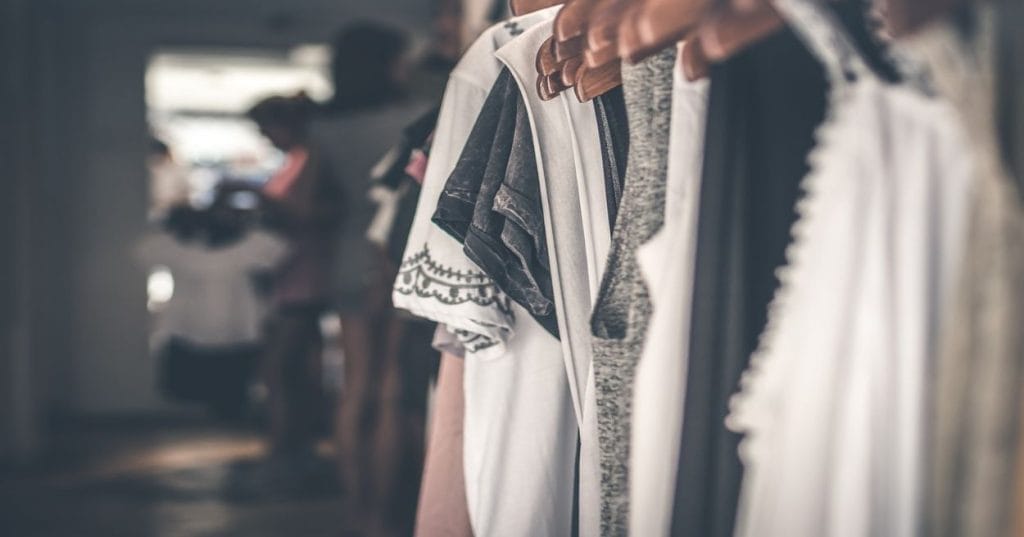 Aprenda a criar uma loja virtual profissional e performática com WordPress e WooCommerce. Descubra plugins essenciais, otimização e customizações para seu e-commerce.
