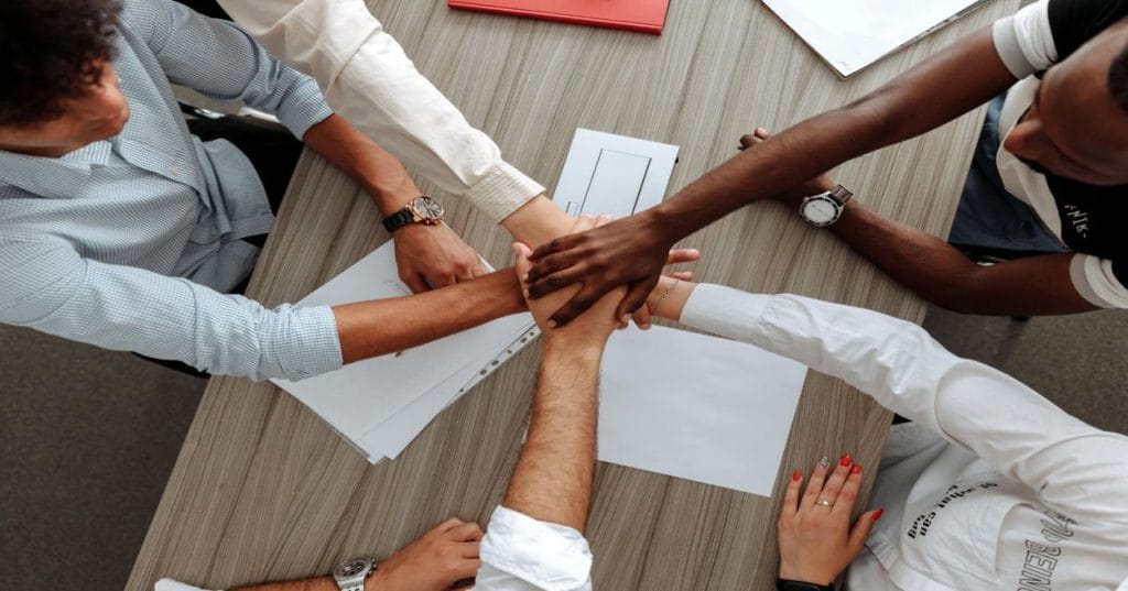 No cenário digital atual, a busca por informações localizadas e serviços específicos nunca foi tão intensa. Empresas e consumidores buscam plataformas que centralizem dados de forma organizada e acessível.
