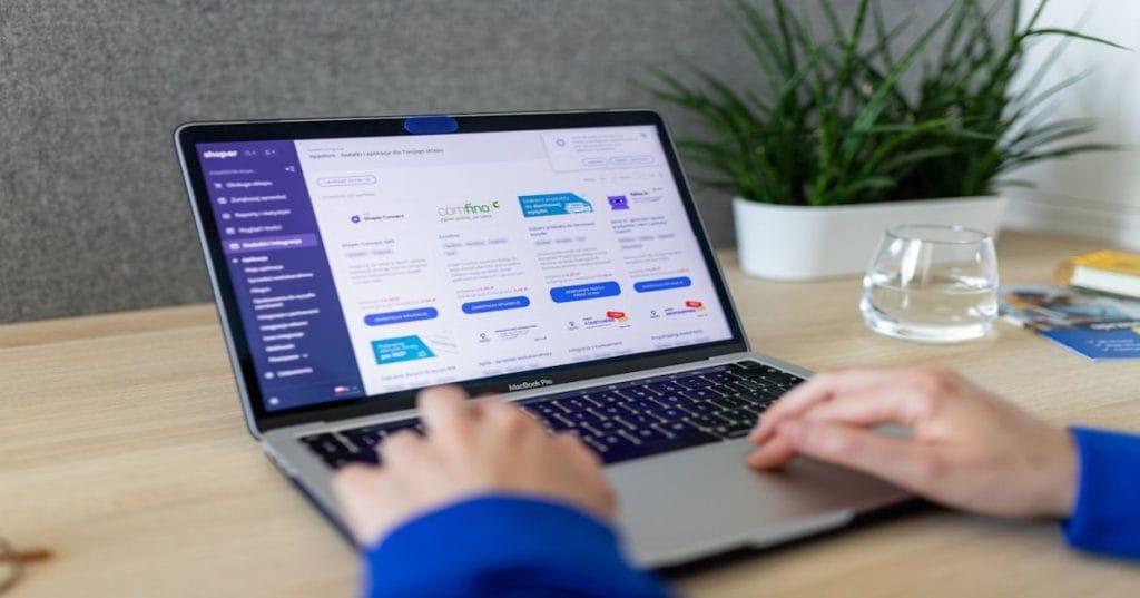 Descubra como montar seu e-commerce Shopify para produtos físicos e integrar um sistema de agendamento/reservas eficiente. Aprenda a customizar e otimizar sua loja.