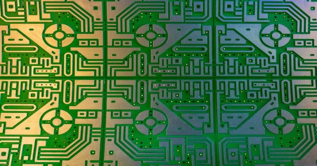 Transforme suas linhas de conformação a frio baseadas em PLCs Delta com soluções de IA e Automação. Aumente a eficiência, preveja falhas e otimize a produção.