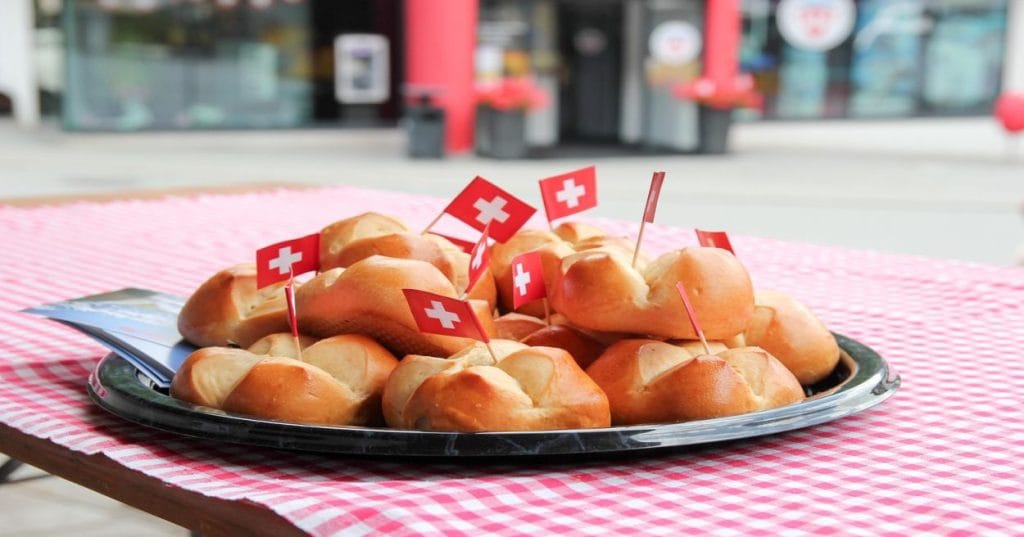 Descubra como soluções PHP robustas criam plataformas SaaS de conformidade fiscal para e-commerce. Aprenda sobre arquitetura, segurança e integrações cruciais.