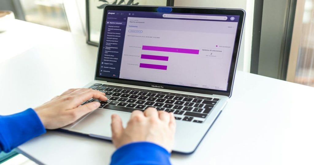 Aprenda a desenvolver um e-commerce Shopify user-friendly e otimizado para vender produtos físicos. Descubra temas, apps e estratégias para impulsionar suas vendas online.