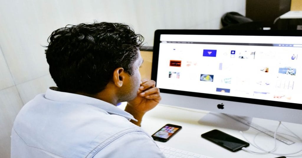 Descubra como Thiago Programador cria sites empresariais otimizados e profissionais usando o GoDaddy Website Builder. Tenha sua presença online rapidamente!