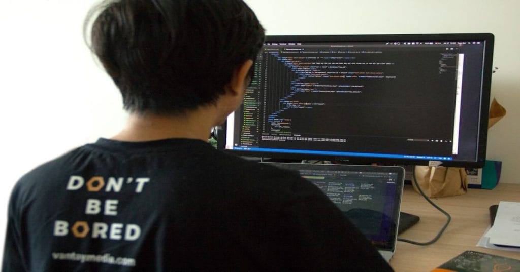 No cenário empresarial atual, a agilidade e a eficiência são cruciais para o sucesso. Empresas de todos os portes buscam soluções robustas para gerenciar suas operações, e o Microsoft Dynamics 365 Business Central surge como uma ferramenta poderosa para centralizar finanças, vendas, serviços e operações.