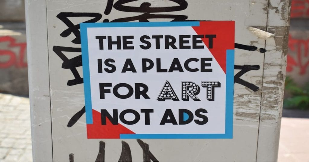 Aprenda a criar sua loja virtual para vender arte digital, música e vídeos usando o poder do WordPress e WooCommerce, com foco em segurança e desempenho.