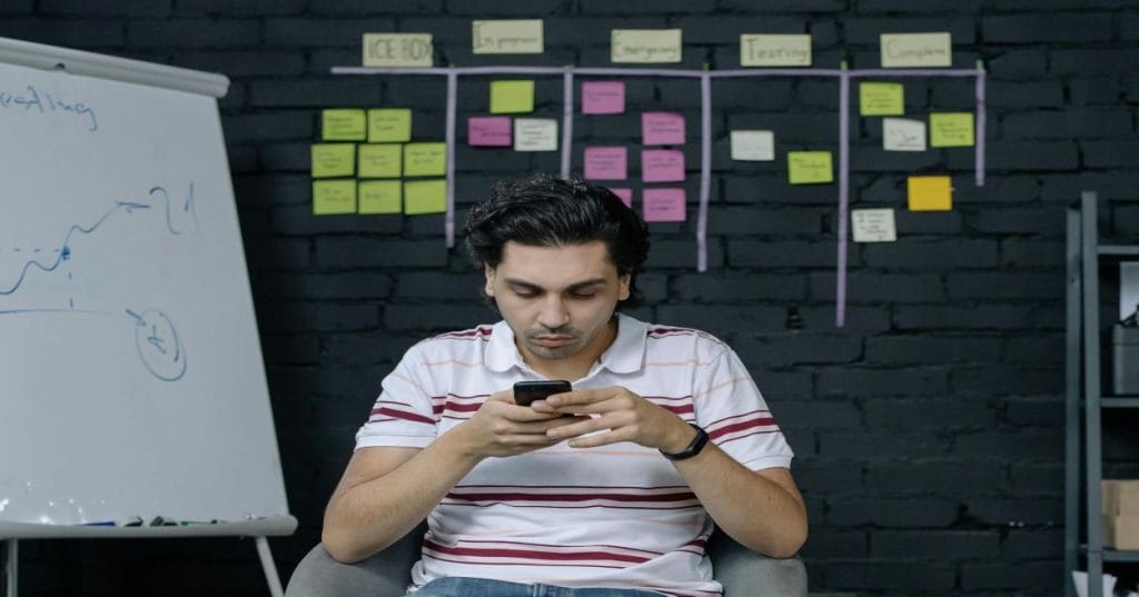 Descubra como otimizar o tempo na criação da sua loja WooCommerce. Aprenda sobre temas, plugins e customizações para um lançamento ágil e eficaz.