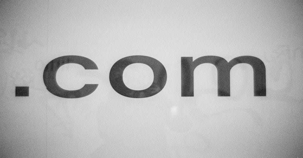 Descubra como adicionar uma loja virtual ao seu site WordPress existente usando WooCommerce. Guia completo para ONGs e pequenos negócios transformarem seu site em fonte de receita.
