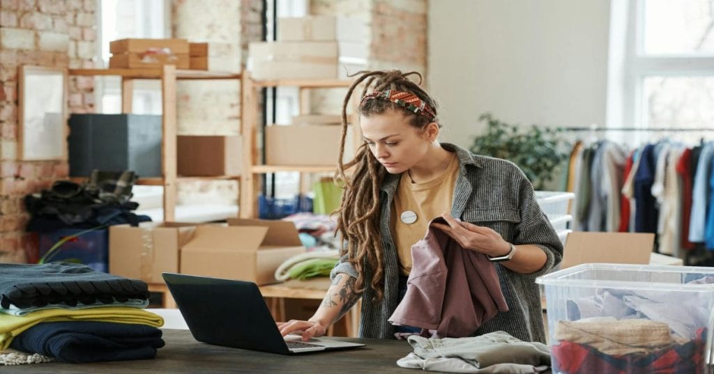 Aprenda os passos essenciais para criar uma loja Shopify do zero, otimizando performance, pagamentos e estoque. Comece seu e-commerce com expertise.