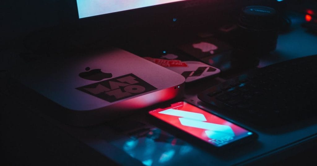 Aprenda a criar uma loja virtual moderna e eficiente para produtos digitais usando WordPress e WooCommerce. Explore temas, plugins e otimizações essenciais.