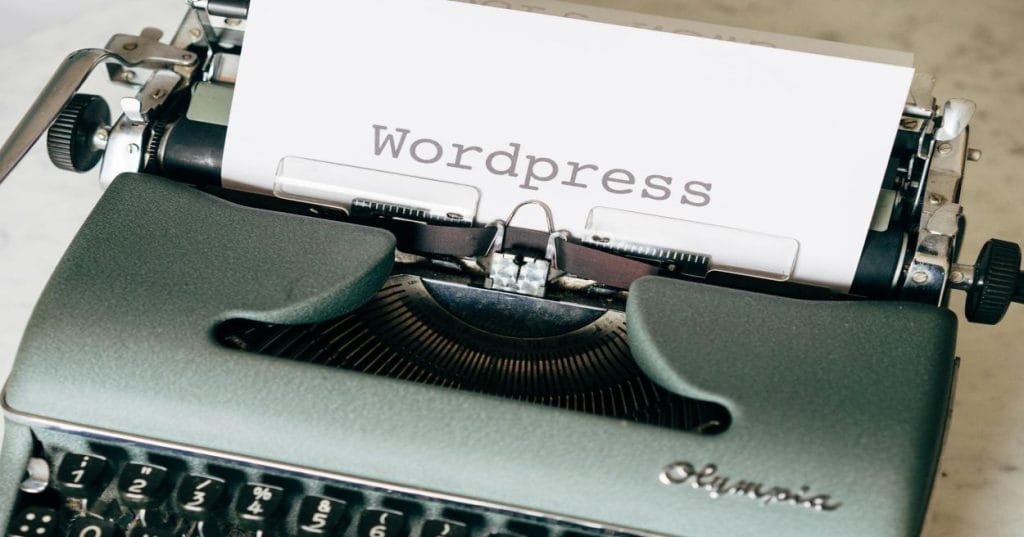 Aprenda a desenvolver um e-commerce completo para produtos digitais usando WordPress e WooCommerce. Descubra plugins essenciais, customizações e otimizações.