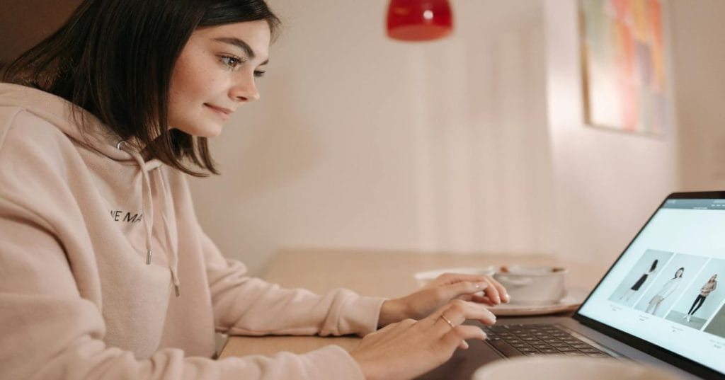 Aprenda a personalizar módulos e seções do seu tema WordPress existente sem quebrar o site. Descubra child themes, hooks e as melhores práticas para customização.