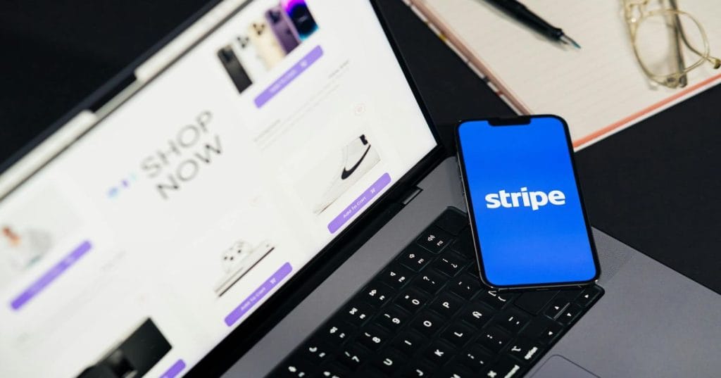 Descubra como WordPress e WooCommerce são a base ideal para criar sua loja virtual integrada, funcional e de alta performance. Aprenda sobre plugins, temas e otimizações.