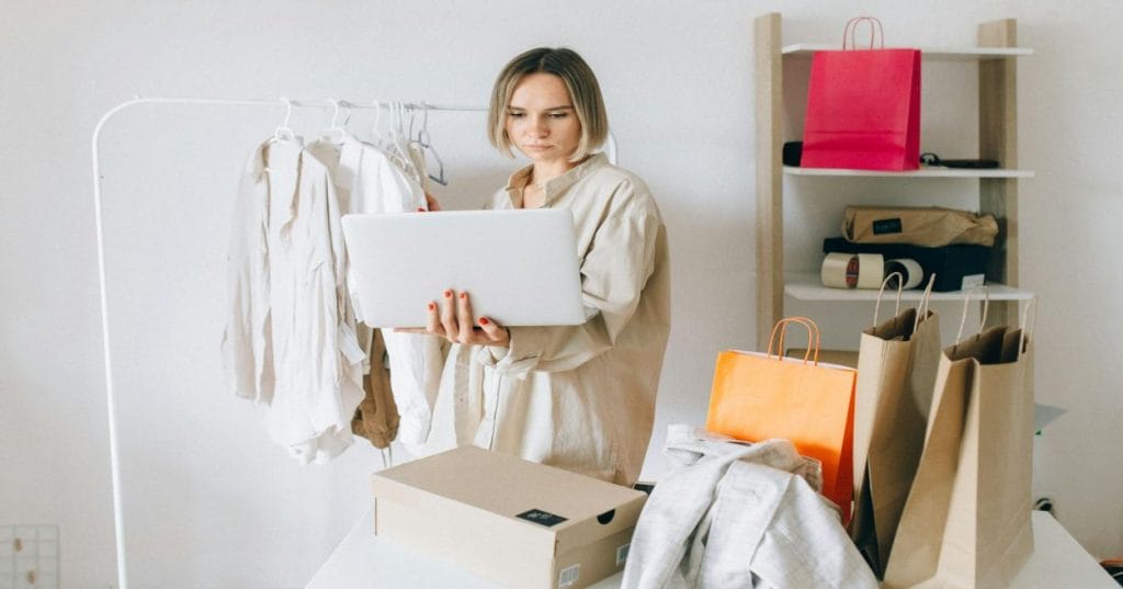 Desvende como construir sua loja virtual completa, do conceito ao lançamento, utilizando o poder do WordPress e WooCommerce. Guia prático para um e-commerce de sucesso.