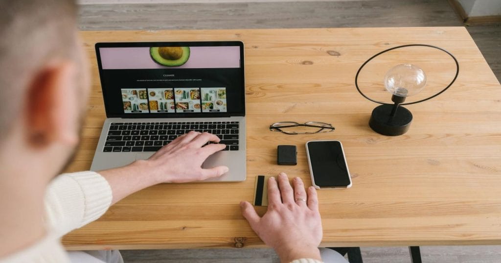 Quer lançar sua marca de moda online? Aprenda como o Shopify oferece a plataforma ideal para um e-commerce fashion completo e otimizado. Saiba mais!
