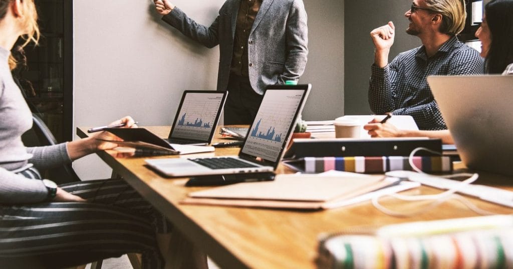 Descubra como um design moderno e desenvolvimento técnico avançado podem impulsionar seu e-commerce Shopify. Aprenda sobre temas, apps e otimização para um relançamento de sucesso.
