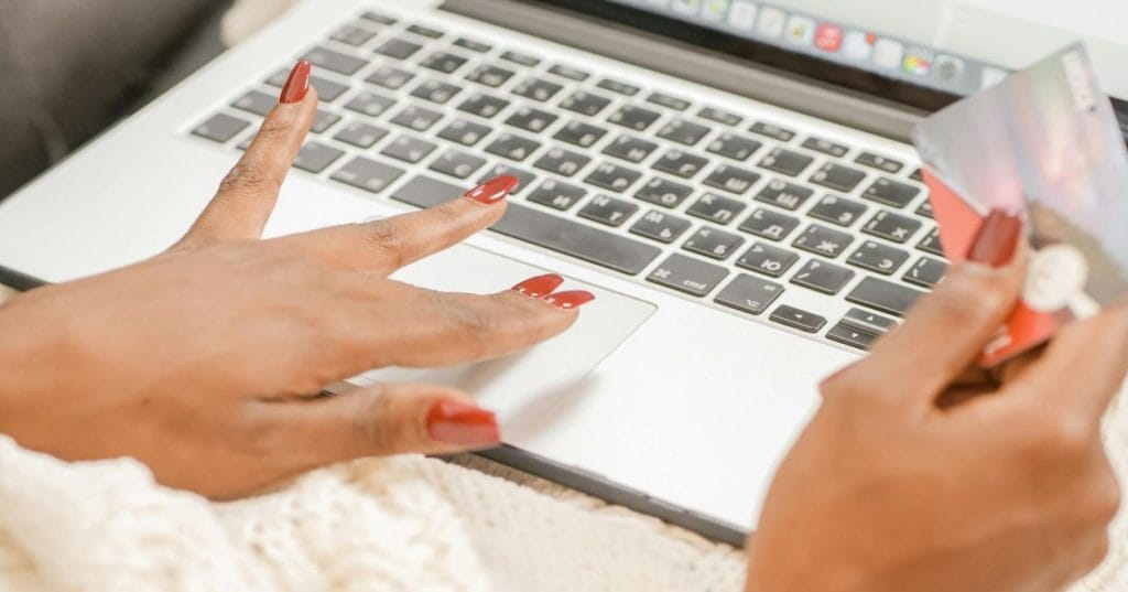 Aprenda a construir uma loja virtual otimizada para buscadores usando WordPress e WooCommerce. Descubra plugins, temas e customizações para um e-commerce de sucesso.
