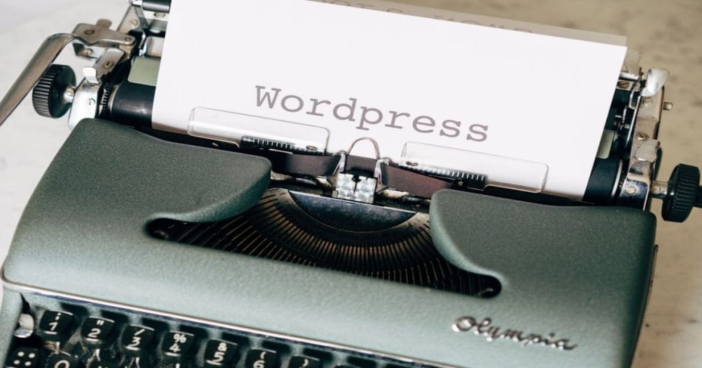 Aprenda a construir sua loja virtual com WordPress e WooCommerce, integrando fornecedores e vendendo produtos digitais com estratégias de marketing.
