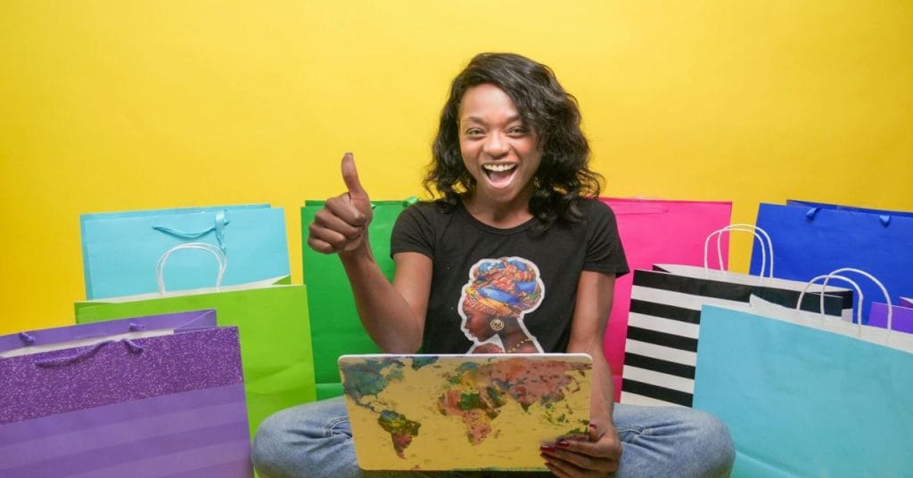 Aprenda a duplicar sua loja Shopify para mercados internacionais, otimizando produtos, moedas e envios. Soluções e estratégias para expansão global.