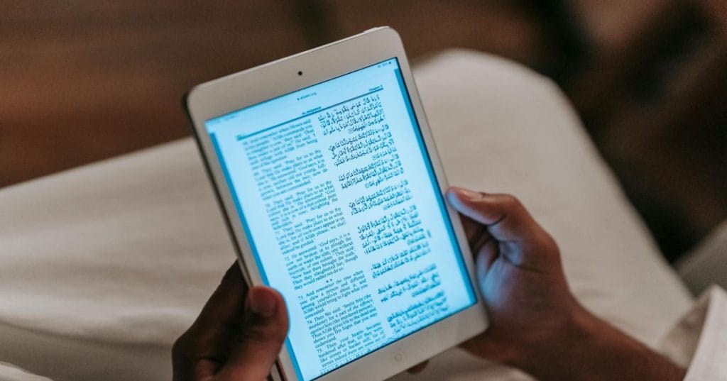 Aprenda a lançar e vender seu ebook de autoajuda com WordPress e WooCommerce. Guia completo sobre plugins, temas, segurança e otimização para um lançamento de sucesso.