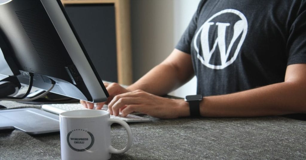 Descubra como modernizar o site da sua associação com WordPress e integrar vendas online via WooCommerce, atraindo mais membros e gerando receita. Veja plugins e estratégias.
