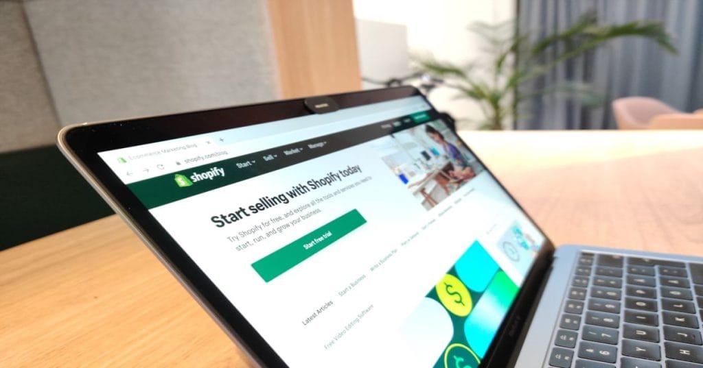 Aprenda a transformar sua loja Shopify com um facelift estratégico e otimize a gestão de variantes de produtos para uma experiência de compra superior.