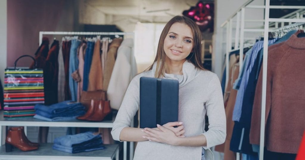 Aprenda como configurar um e-commerce Shopify completo e funcional, desde a seleção do tema até a gestão de pedidos e pagamentos. Dicas para otimização.