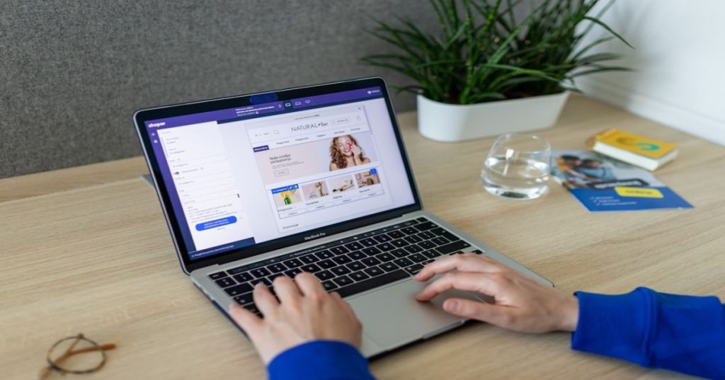 Aprenda a criar landing pages de alta conversão diretamente no seu Shopify. Explore temas, seções personalizadas e apps essenciais para otimizar suas campanhas e vendas.