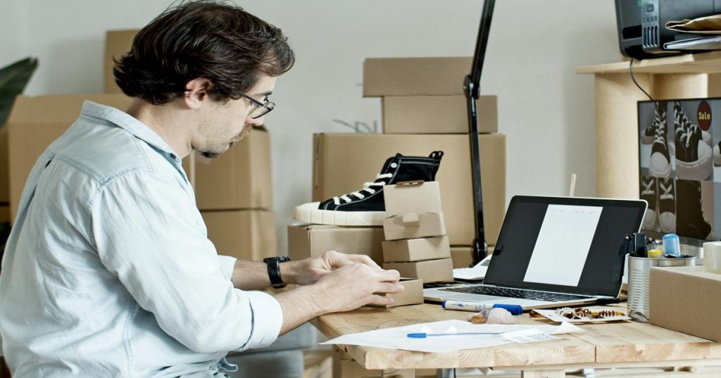 Descubra como transformar sua loja de cosméticos WooCommerce em um aplicativo móvel elegante e funcional para iOS e Android, explorando soluções como PWAs, headless commerce e plugins especializados no ecossistema WordPress.
