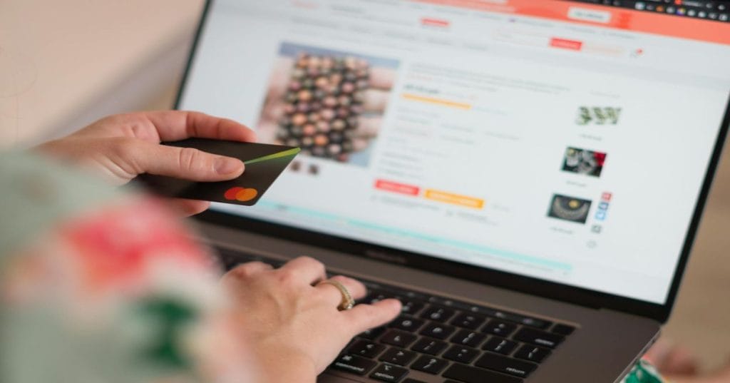 Descubra como montar um site de pedidos online para seu serviço de catering usando WordPress e WooCommerce. Gerencie menus, agendamentos e pagamentos de forma eficiente.