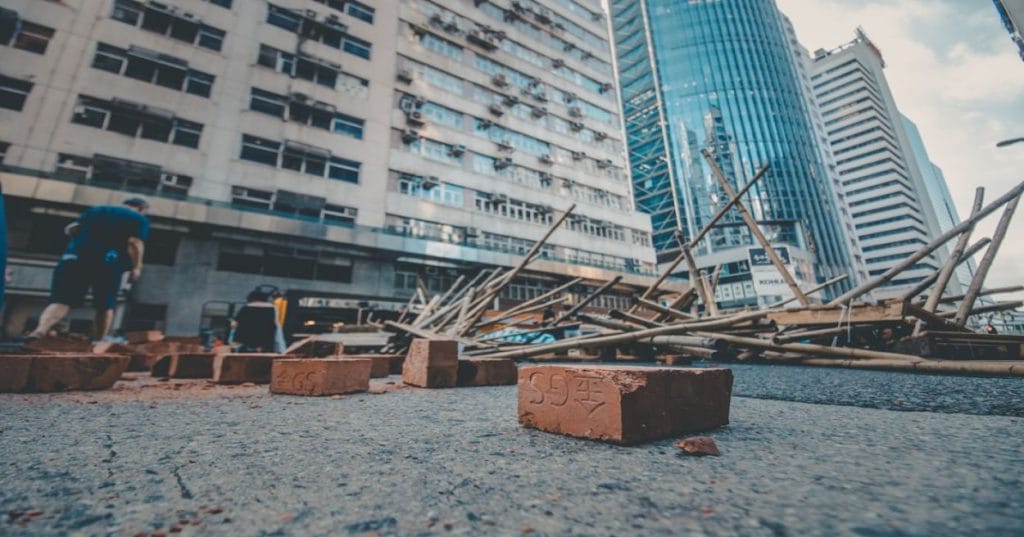 Descubra como construir um backend PHP/Laravel robusto e escalável para aplicações multi-negócios, focando em segurança, arquitetura de multi-tenancy e notificações push eficientes via serviços externos.