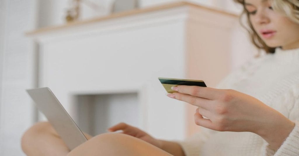 Aprenda a construir um e-commerce online robusto e escalável usando WordPress e WooCommerce. Explore plugins essenciais, otimização e personalização para sua loja.