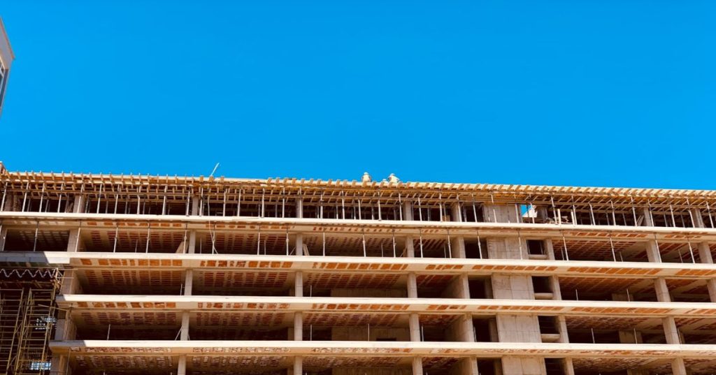 Descubra como construir um fluxo robusto de verificação de e-mail obrigatória em sistemas PHP e MySQL. Aprofunde-se em boas práticas de segurança, arquitetura e código limpo para seu cadastro de usuários.