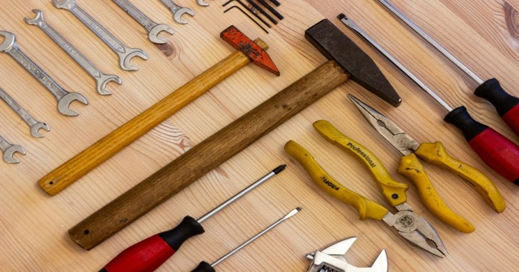 Aprenda a construir uma ferramenta de gestão de leads e lembretes com PHP e MySQL. Explore boas práticas, segurança e arquitetura para um sistema eficiente de agendamento e contato via WhatsApp.