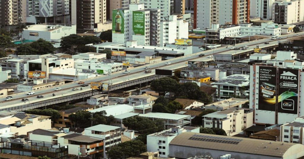 Descubra como uma arquitetura PHP sólida e otimização MySQL podem garantir a longevidade e segurança de seus projetos web, permitindo desenvolvimento contínuo.