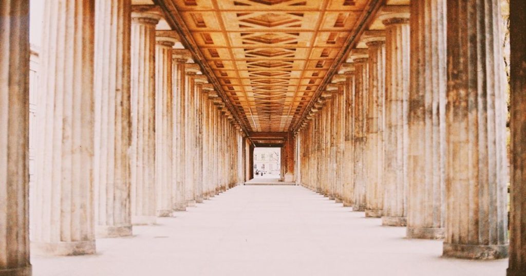 Aprenda sobre boas práticas, segurança e arquitetura na construção de um blog ou site informativo com PHP e MySQL. Guia essencial para desenvolvedores.
