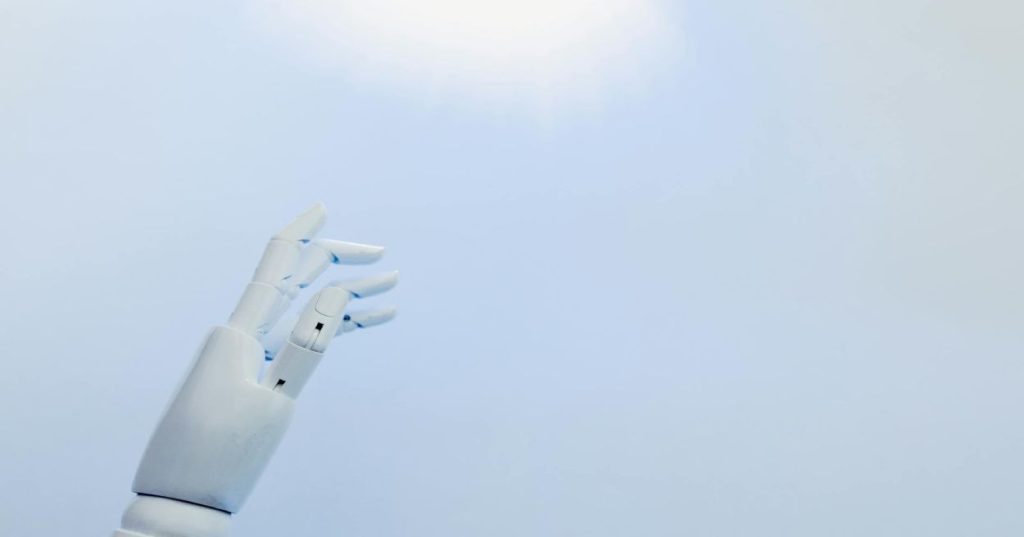 Descubra como soluções Python e Inteligência Artificial podem automatizar e otimizar a triagem de gravações de voz multilíngues (inglês/espanhol), melhorando a eficiência e a precisão no recrutamento.