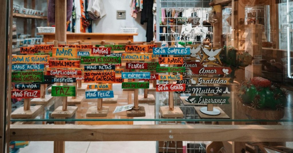Aprenda a otimizar a UI/UX da sua loja Shopify para atrair a Geração Z Classe A. Explore temas premium, apps e customizações para um design de alto nível e maior conversão.