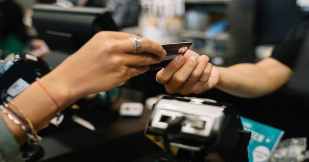 Aprenda a integrar regras de frete complexas e personalizadas utilizando o Shopify Checkout Extensibility e Shopify Functions sem comprometer a performance.