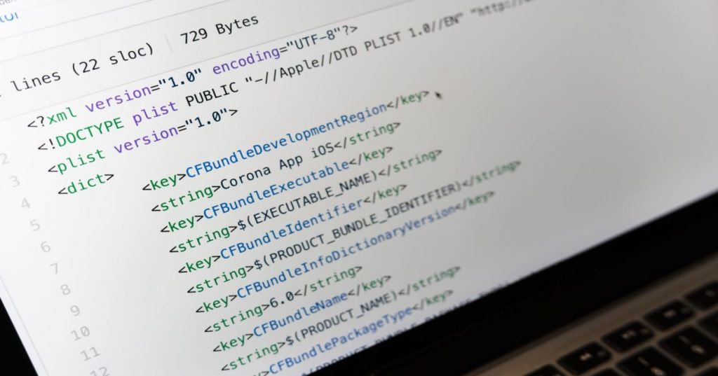 Aprenda a isolar dados de forma segura e otimizar consultas MySQL em sistemas multitenant desenvolvidos em PHP. Guia prático sobre arquitetura e performance.