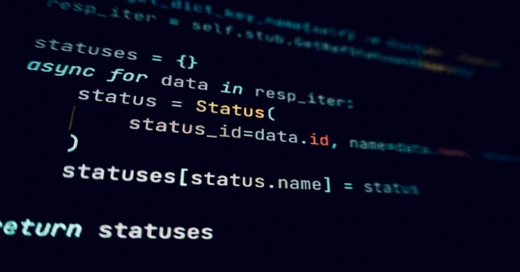 Aprenda a estruturar uma pipeline de Inteligência Artificial com Python e LangChain para automatizar a análise de contratos e reduzir riscos operacionais.