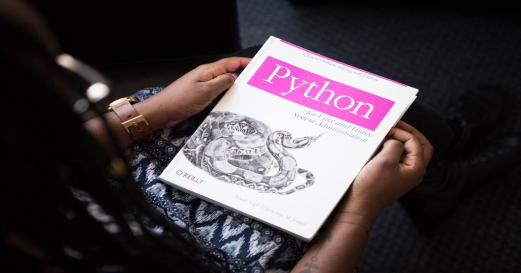 Descubra como estruturar um pipeline de classificação de documentos utilizando Python e Inteligência Artificial para aumentar a eficiência operacional.