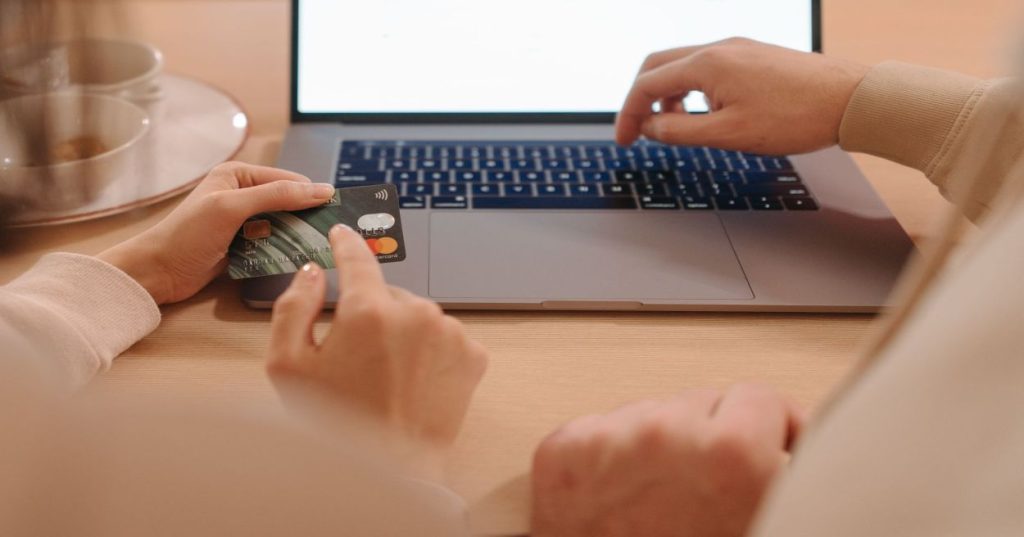 Aprenda como integrar o WooCommerce ao seu ERP de forma automatizada. Conheça os hooks, APIs e boas práticas para sincronizar estoque e vendas sem falhas.