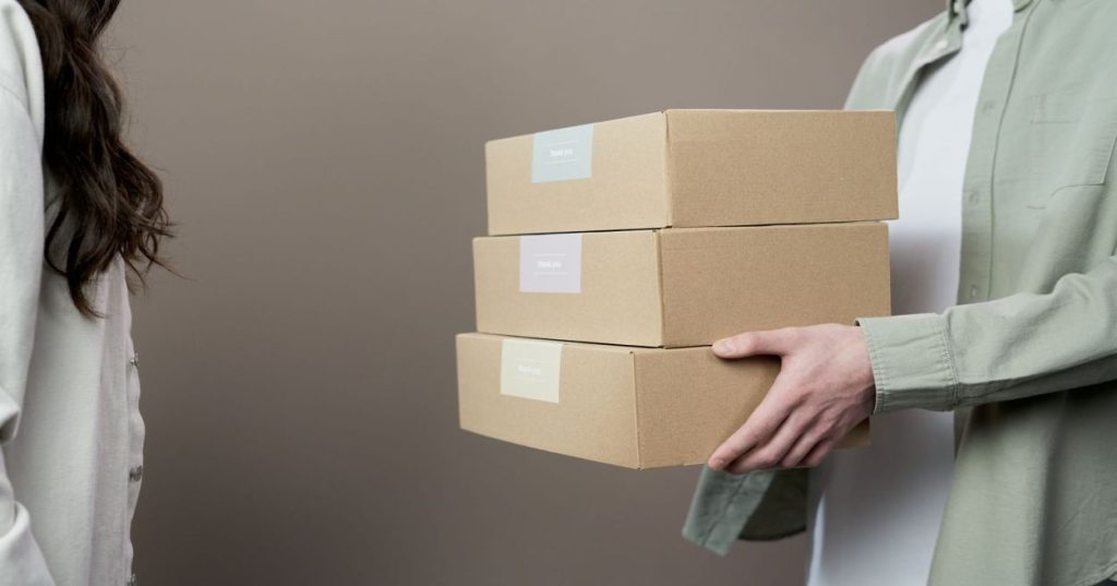 Aprenda a conectar seu sistema de gestão (ERP) à Shopify utilizando a API Admin. Descubra o passo a passo técnico para automatizar estoque e pedidos de forma segura.