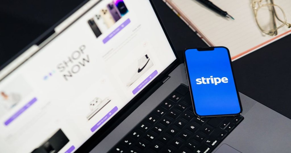 Aprenda como integrar seu ERP ao Shopify via API para automatizar estoque, pedidos e notas fiscais de forma segura, escalável e sem falhas de sincronização.