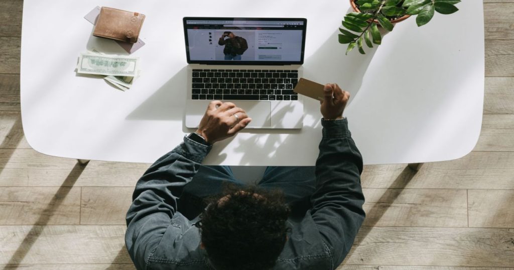 Aprenda como integrar o estoque do seu ERP com o WooCommerce de forma automática e assíncrona utilizando a WP REST API e hooks para evitar furos de estoque.