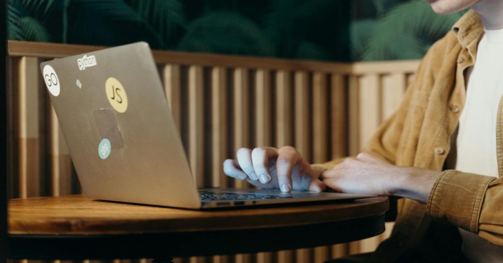 Aprenda a identificar e resolver gargalos de performance em aplicações PHP e MySQL usando boas práticas de indexação, PDO e arquitetura de dados.