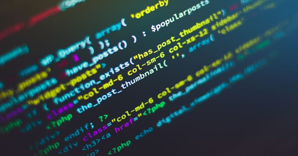Aprenda a estruturar a sincronização de dados volumosos via API externa usando PHP e MySQL de forma performática, segura e sem gargalos de memória.